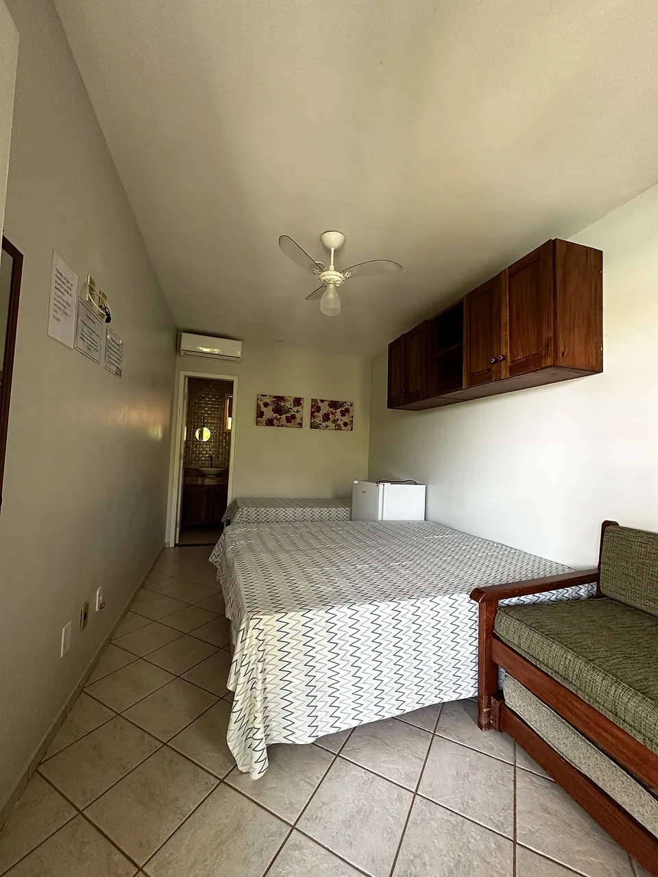 Quarto com cama de casal, bicama e armário de madeira