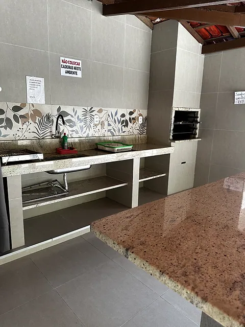Bancada da cozinha de apoio com pia e churrasqueira