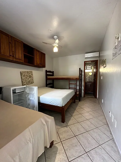 Quarto com cama de casal, beliche e frigobar