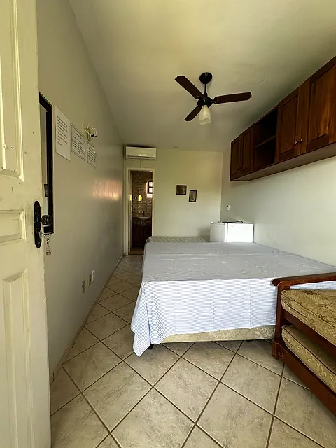 Quarto de casal com bicama e ventilador de teto