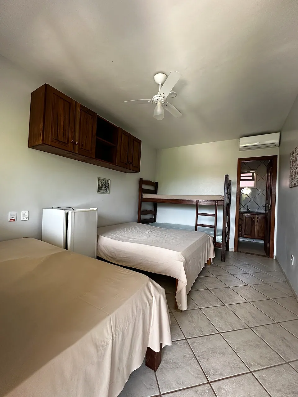 Quarto para família com duas camas de casal e beliche